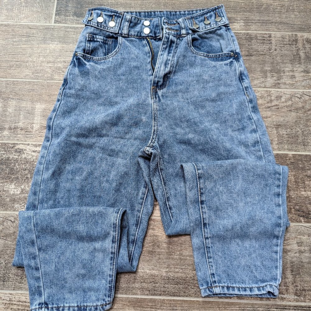 Shein girls Blue Jeans xs in great condition.  Baggy style, with several buttons